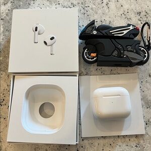 AirPods (3rd generation) with MagSafe Charging Case Model A2565 A2564 A2566